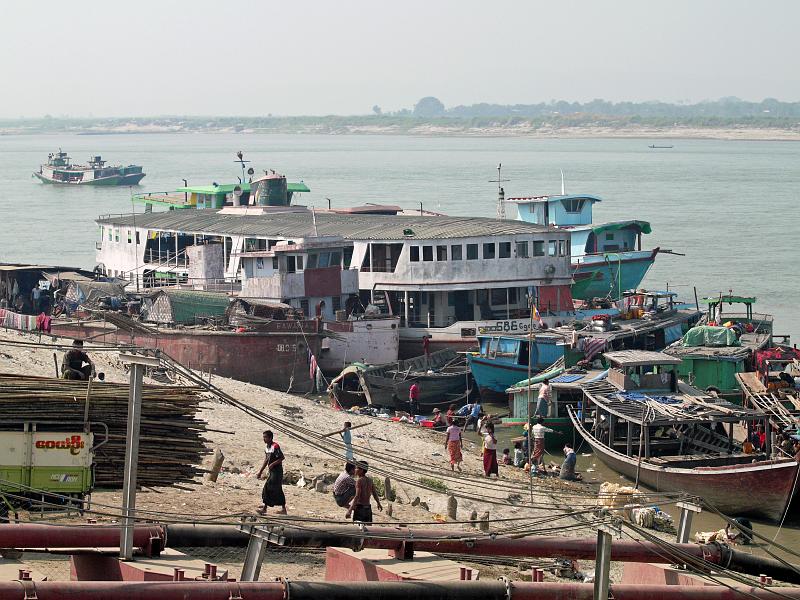 Burma III-063-Seib-2014.jpg - Harbour business at the Ayeyarwaddy River in Mandalay (Photo by Roland Seib)
